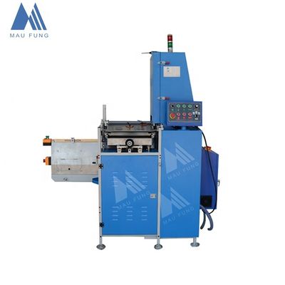 Machine semi-automatique de reliure de cahiers avec une puissance de 1,5 kW, une vitesse de 17 pièces/min et une épaisseur de 60 mm pour les livres à couverture souple et les livres pour enfants