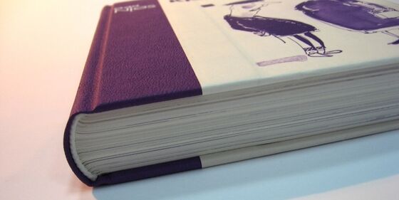 Machine semi-automatique de reliure de cahiers avec une puissance de 1,5 kW, une vitesse de 17 pièces/min et une épaisseur de 60 mm pour les livres à couverture souple et les livres pour enfants