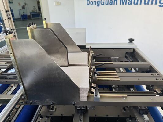 Machine à livres à couverture rigide intelligente, façonnage des quatre côtés
