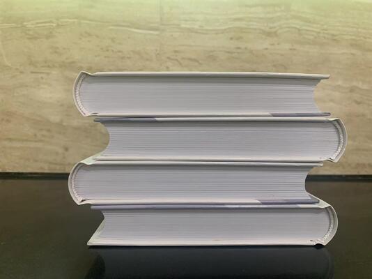 Machine semi-automatique de reliure de cahiers avec une puissance de 1,5 kW, une vitesse de 17 pièces/min et une épaisseur de 60 mm pour les livres à couverture souple et les livres pour enfants